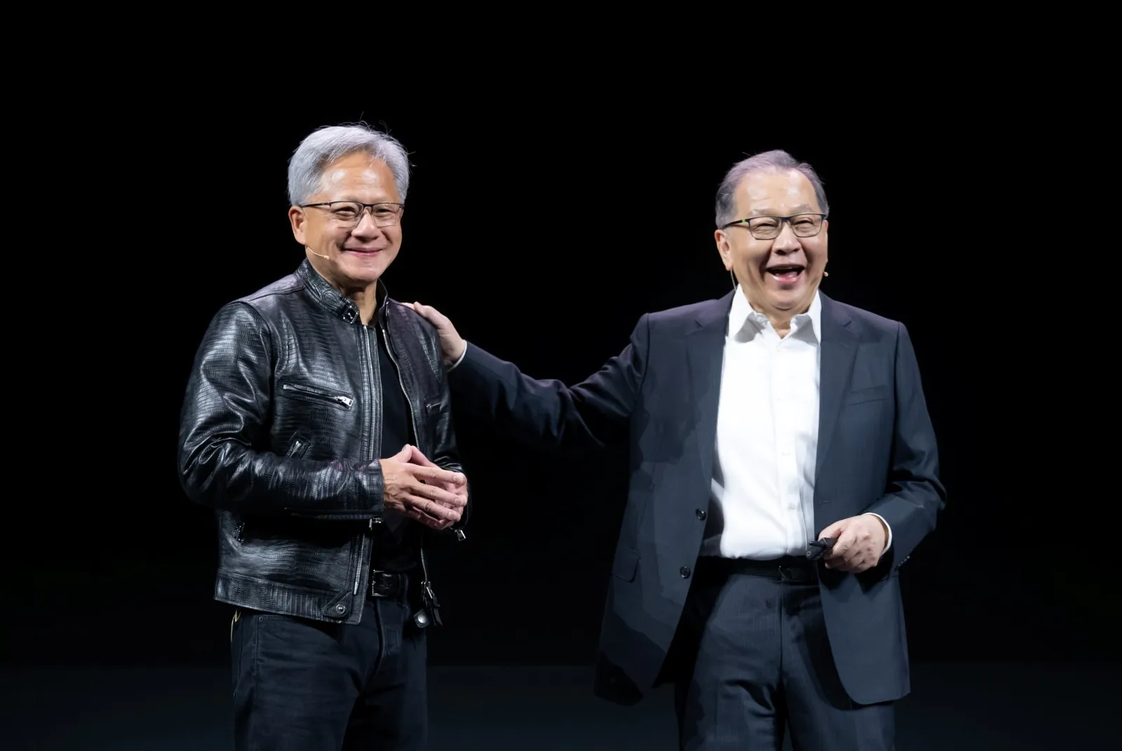 NVIDIA 執行長黃仁勳與聯發科副董事長暨執行長蔡力行在舞台上合影